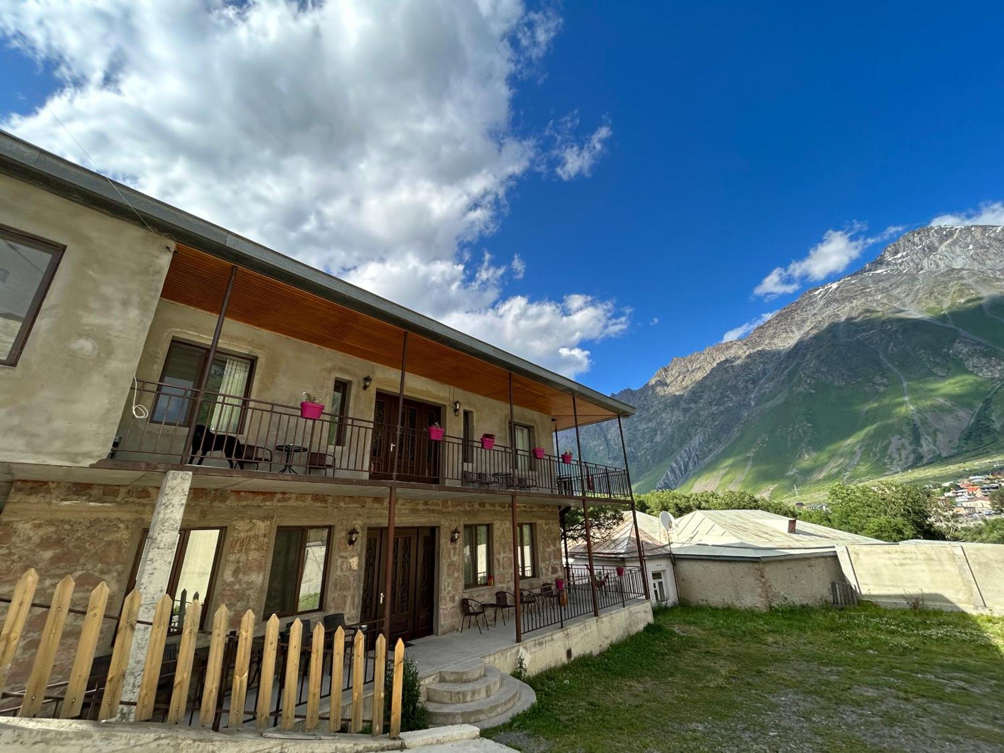 Hill House Hotel Kazbegi Eksteriør billede